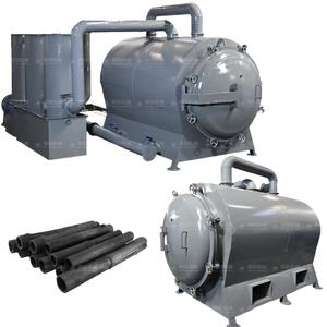Un lavoratore operare orizzontale legno guscio di cocco carbone storta Biochar pirolisi macchina forno con aceto di legno - Product Image 1