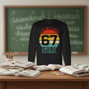Maglietta retrò a maniche lunghe con stampa “Sono sopravvissuto a 67 giorni di scuola” per insegnanti e studenti - Product Image 3