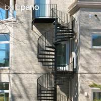 Escalier hélicoïdal en acier sur mesure avec marches en marbre de Carrare et garde-corps en métal pour villas et hôtels de luxe
