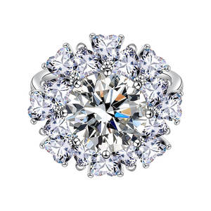 แหวนหมั้นเพชรโมอิสซาไนต์ทรงกลม 9 เม็ด 5 กะรัต ระดับความสะอาด VVS1 พร้อมใบรับรอง GRA ตัวเรือนเงินแท้ 925 ดีไซน์ดอกไม้ สำหรับคู่รัก - Product Image 2