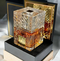 Nouveau flacon de parfum carré de haute qualité 100 ml, personnalisable avec boîte, avec bouchon argenté brillant.