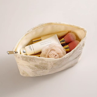 Vente en gros de trousse de maquillage de la flore délicate beige Ins Style 3PCS Sac de rangement pour soins de la peau de grande capacité Trousse de toilette portable Trousse cosmétique mignonne