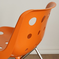 Chaise de salle à manger moderne en plastique empilable avec pieds chromés et dossier crème, style coréen pour café et maison, modèle Internet Celebrity Hole Home