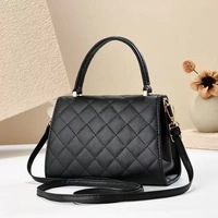 Tas Tangan Kotak Kecil dengan Kunci Putar Logam, Pegangan Atas, dan Tali Selempang yang Dapat Dilepas