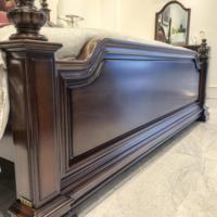 Chambre principale de style américain avec lit king size de 1,8 m et tête de lit double classique américaine