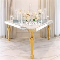 Table de salle à manger moderne, élégante et triangulaire en acier inoxydable doré Mobilier de luxe en verre pour événements et banquets en plein air et hôtels