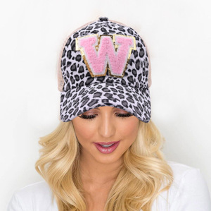 Sombrero de chenilla con Logo del alfabeto para mujer, gorra de malla con cola de caballo entrelazada, estampado de guepardo, para moño desordenado, color rosa, 26 iniciales - Product Image 1