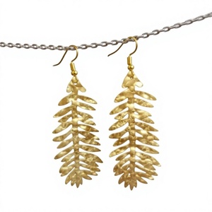 Pendientes de latón con diseño de hoja, chapados en oro, de calidad de exportación, joyería de lujo para mujer, para fiestas y bodas, a precio de exportación. - Product Image 1