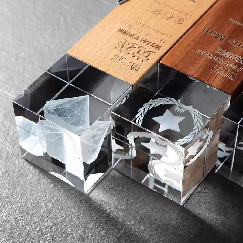 Premio de cristal de nuevo diseño de fábrica con grabado láser personalizado Trofeo de cristal con base de madera