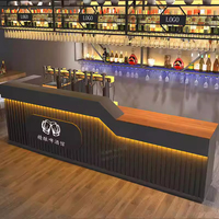 Étagère d'échelle de comptoir de bar commerciale, dossier solide, personnalisable, pour supermarchés et centres commerciaux, durable, écologique, en bois verni, avec LED