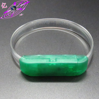 Bracelet LED lumineux personnalisé avec logo, certifié ISO, respectueux de l'environnement, pour la décoration de festivals, avec aimant, qui brille dans le noir