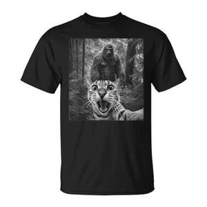 Camiseta con meme de Sasquatch y Bigfoot para dueños de gatos: selfie sorprendente con un felino asustado para memes y diversión - Product Image 1