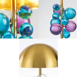 La lámpara de mesa de Globo consiste en una serie de bolas de vidrio flotantes en un polo de metal delgado con una cúpula de metal en la parte superior para hacer el Globo - Product Image 6