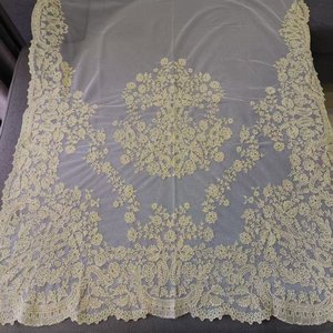 Mantilla de Encaje Español Blanco con Bordado Dorado, Manteleta Fallera Blanca - Product Image 2