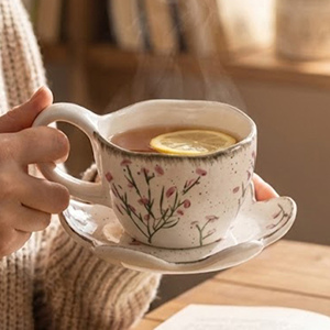 Juego de Taza y Platillo de Cerámica con Diseño Floral Pintado a Mano, Estilo Vintage Europeo Pastoral, para Café o Té de la Tarde - Product Image 6
