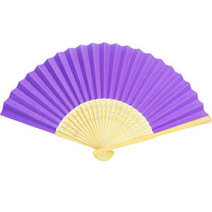 Éventail pliant traditionnel noir en soie imitée, en bambou, sculpté avec motifs d'art populaire, idéal pour les fêtes élégantes - Product Image 5