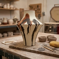 Vase en céramique moderne et créatif, dessiné à la main, à blocs de couleurs, ornement décoratif