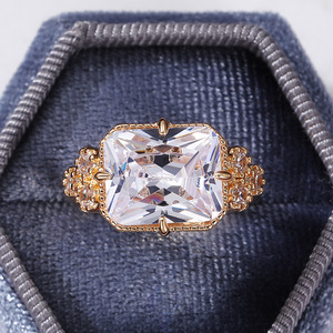 Anello dal Design Elegante Stile Classico per Donne - Product Image 2