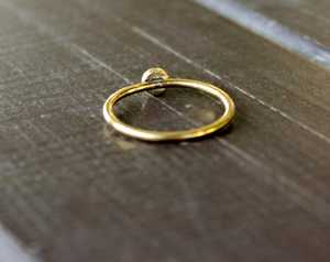 Plata de ley 92,5 con anillo de tecnología de Canal Clásico de forma redonda lisa de amatista púrpura natural pulida en oro - Product Image 4