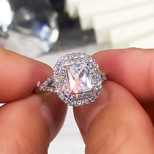 Anello di Lusso con Gemma Quadrata per Donne, Elegante Gioiello da Dito alla Moda - Product Image 4