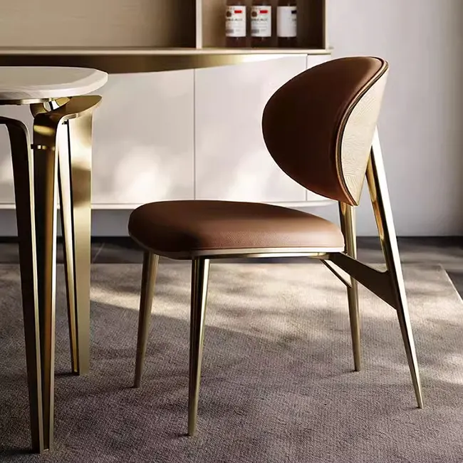 Vendite all'ingrosso design moderno italiano minimalista sala da pranzo oro acciaio inossidabile gamba marrone in pelle imbottita sedia da pranzo