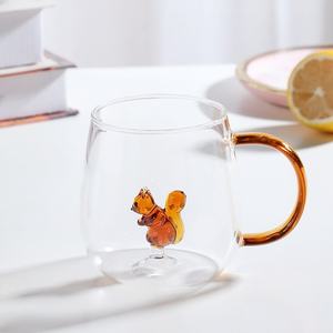 كوب ثلاثي الأبعاد من البورسليكات عالي النفخ يدويًا مع تماثيل بالداخل - Product Image 5