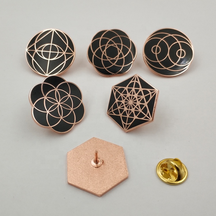 Изготовленные на заказ милые эмалированные булавки с подкладкой из цветов