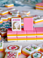 Jeu de tuiles de mahjong américain à motifs floraux de jardin rose, 160 pièces, en acrylique, gravées de roses et de papillons, antidérapantes, personnalisables avec tapis, cadeau