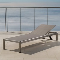 Ensemble de mobilier de jardin et de piscine d'extérieur en toile, incluant canapés, chaises longues et chaises de relaxation, pour la détente au soleil à la piscine et sur la plage