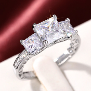 Anello Geometrico Scintillante a Quattro Punte per Donne, Elegante Gioiello da Dito alla Moda - Product Image 6