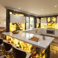 Ensemble de bar moderne personnalisé avec îlot central et comptoir en pierre rétroéclairée pour utilisation en sous-sol