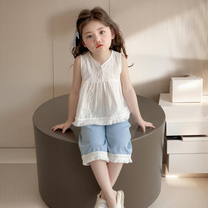 Tenue d'été deux pièces pour petite fille, haut sans manches en coton avec bordure en dentelle et pantalon court en jean léger, ensemble décontracté doux et respirant pour - Product Image 2