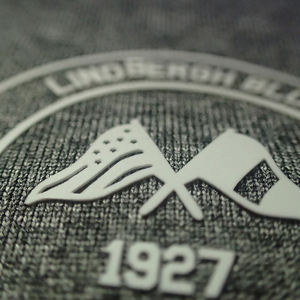 Op maat gemaakte strijkbare siliconen sticker voor T-shirts, 3D siliconen hittetransferdruk, kledinglabel, siliconen logo voor kleding - Product Image 2