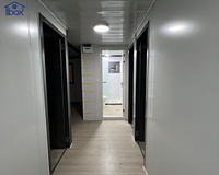Maison conteneur préfabriquée extensible de 40 pieds (72 m²) pour bureau de chantier, dortoir ou salle de réunion, avec 7 chambres, 2 salles de bain et salon