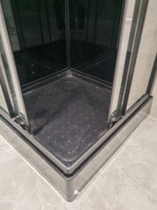 Style moderne Porte coulissante en verre trempé clair/fumé Salle de douche avec plateau carré - Product Image 4