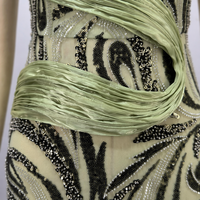 Robe de concours de beauté vert olive, style corset à bretelle unique, avec plis, ruban, motif tourbillon et broderie de cristaux, longueur ras du sol