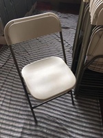 Chaise pliante en plastique beige portative empilable extérieure populaire pour des événements de mariage de partie