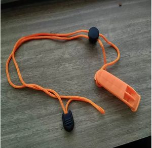 Silbato de Plástico Multitono de Diseño Curvo para Supervivencia en Emergencias al Aire Libre - Product Image 4