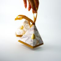 Vente en gros de boîte-cadeau en papier en forme de pyramide boîte-cadeau de mariage de luxe à texture de marbre pour la Saint-Valentin