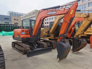 Mini-excavatrice <span class=keywords><strong>Doo</strong></span>-san DX60-4 de 5,7 tonnes avec moteur Yanmar 4TNV94L, godet de 0,21 m³, <span class=keywords><strong>d</strong></span>'<span class=keywords><strong>occasion</strong></span>, compacte, sur chenilles, à vendre - Product Image 1