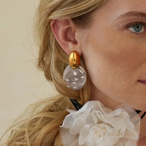 Boucles d'oreilles pendantes tendance en acier inoxydable, design géométrique bicolore, bijoux de fête - Product Image 1