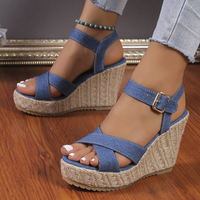 Sandales compensées style gladiateur pour femme, coupe large, avec semelle en corde tressée et empeigne en tissu, idéales pour l'été