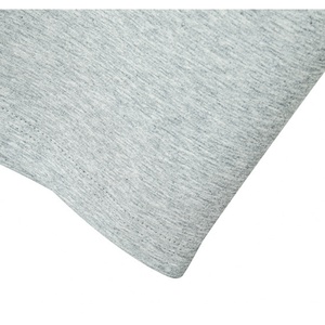 Améliorez les bases de votre garde-robe masculine avec des gilets décontractés de couleur unie de qualité supérieure, en tissu respirant pour un confort et une polyvalence tout au long de la journée. - Product Image 5
