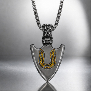 Yunnique Collar con colgante de escudo de acero inoxidable con incrustaciones de herradura dorada, joyería de moda unisex - Product Image 1