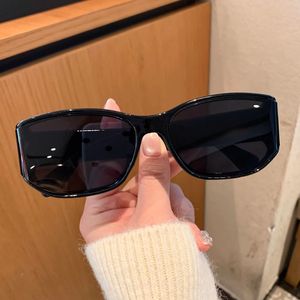 Gafas de Sol de Diseño Curvo Vintage y de Alta Gama, Montura Blanca Estilo Ojo de Gato, Protección UV400 para Mujer, Forma Cuadrada - Product Image 4