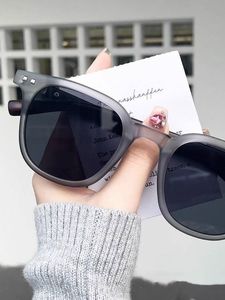 Lunettes de soleil de luxe rétro UV400, design carré tendance 2023, monture PC grise, pour hommes et femmes, idéales pour la conduite et la protection solaire - Product Image 4