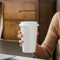 Vente en gros de tasses à thé en porcelaine de 12 oz sans poignée, impression de logo personnalisée, tasse à café en céramique blanche avec couvercle en silicone pour cadeau de marque