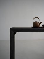 Table console noire moderne Wabi-Sabi, table de couloir élégante en charbon mat avec silhouette architecturale, bureau de couloir minimaliste