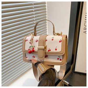 Bolso de Mano Moderno y Bonito con Estampado de Cerezas, Bolsos Cruzados de Piel Sintética para Mujer con Colgante de Cereza - Product Image 6