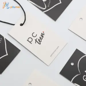 Etiquetas de ropa recicladas de lujo en relieve etiquetas colgantes de impresión personalizadas etiquetas colgantes de ropa de cartón especiales para ropa logotipo propio
